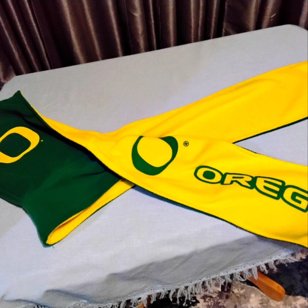 Oregon Duck hat and scarf